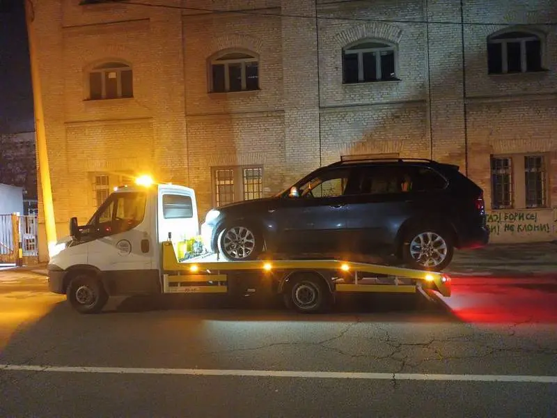 šlep automobila sa dizalicom